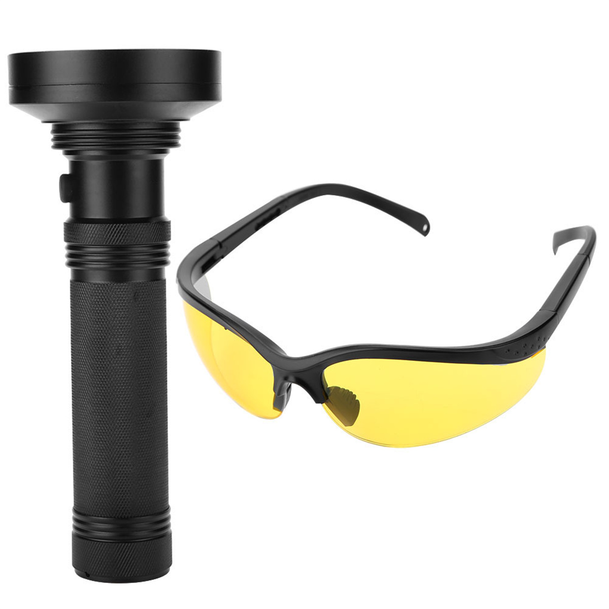 Eine schwarze Taschenlampe und eine gelb getönte Schutzbrille nebeneinander auf weißem Grund.
