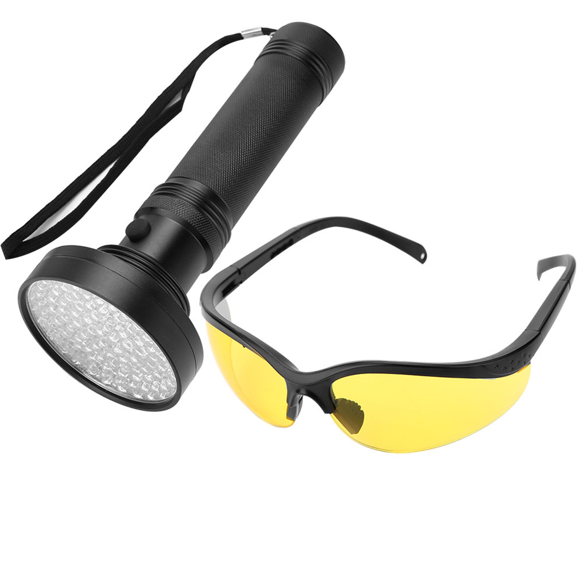 Schwarze Taschenlampe und gelb getönte Schutzbrille auf weißem Grund.