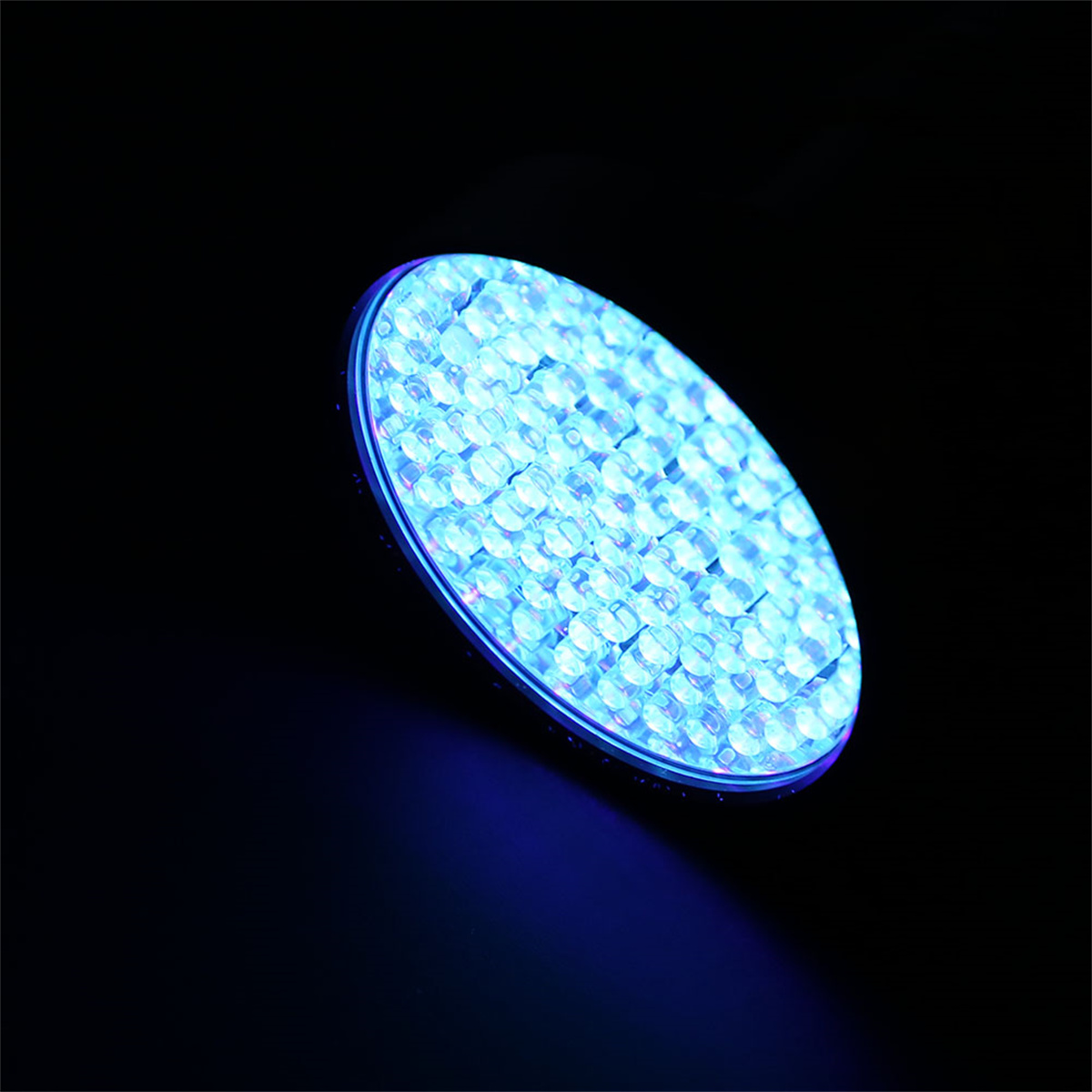 Eine blaue LED-Lichtplatte, die hellblaues Licht vor schwarzem Hintergrund aussendet.