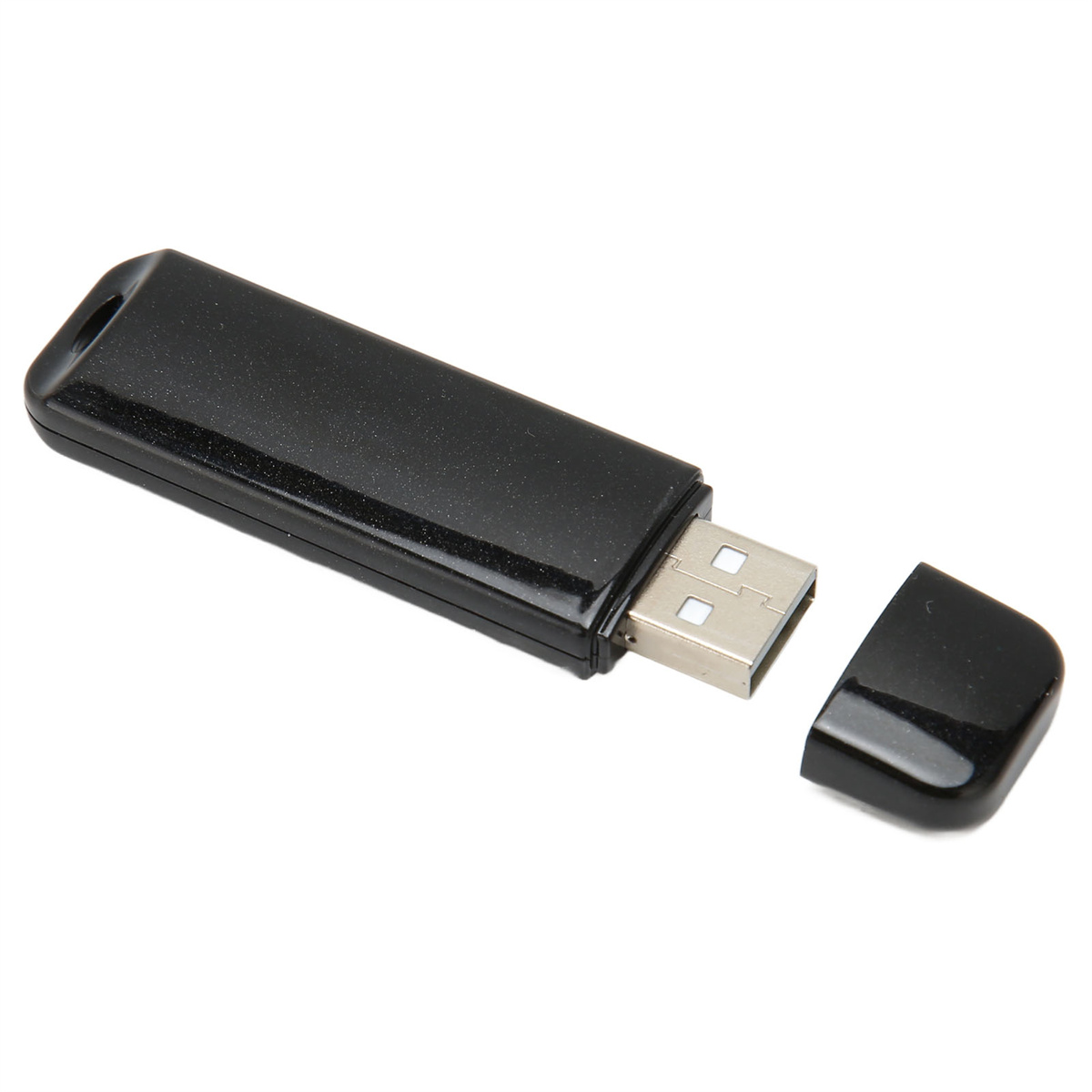 Ein schwarzer USB-Stick mit abgenommener Kappe auf weißem Untergrund.