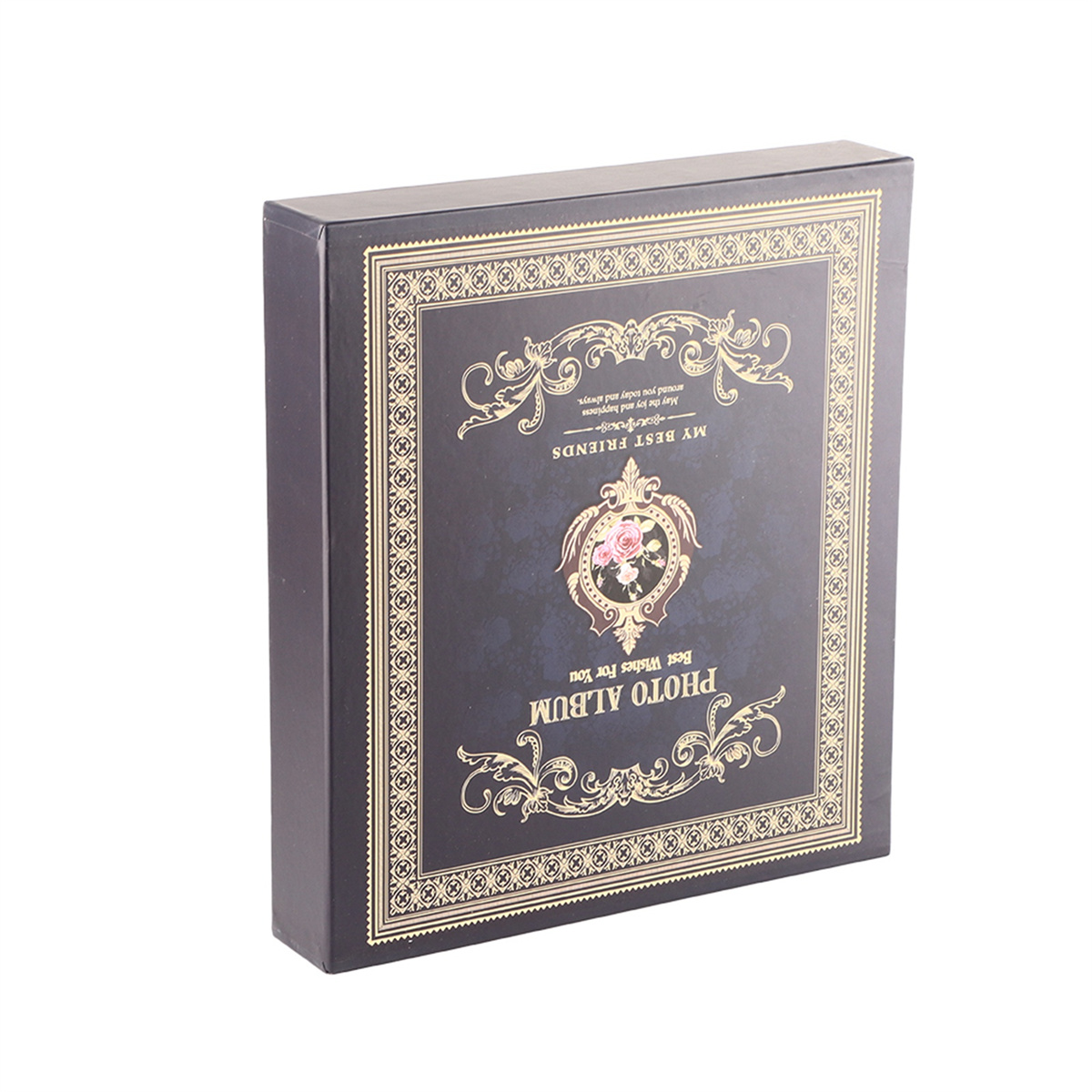 Geschlossene Fotoalbumbox mit aufwändigem Golddesign auf dunkelblauem Hintergrund. Die Box ist leicht angewinkelt.