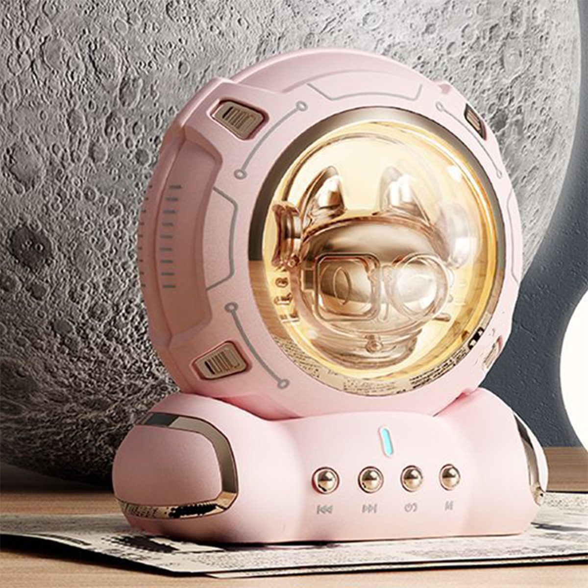 Ein rosa Lautsprecher mit niedlichem Design, Knöpfen und einem Planetenhintergrund.