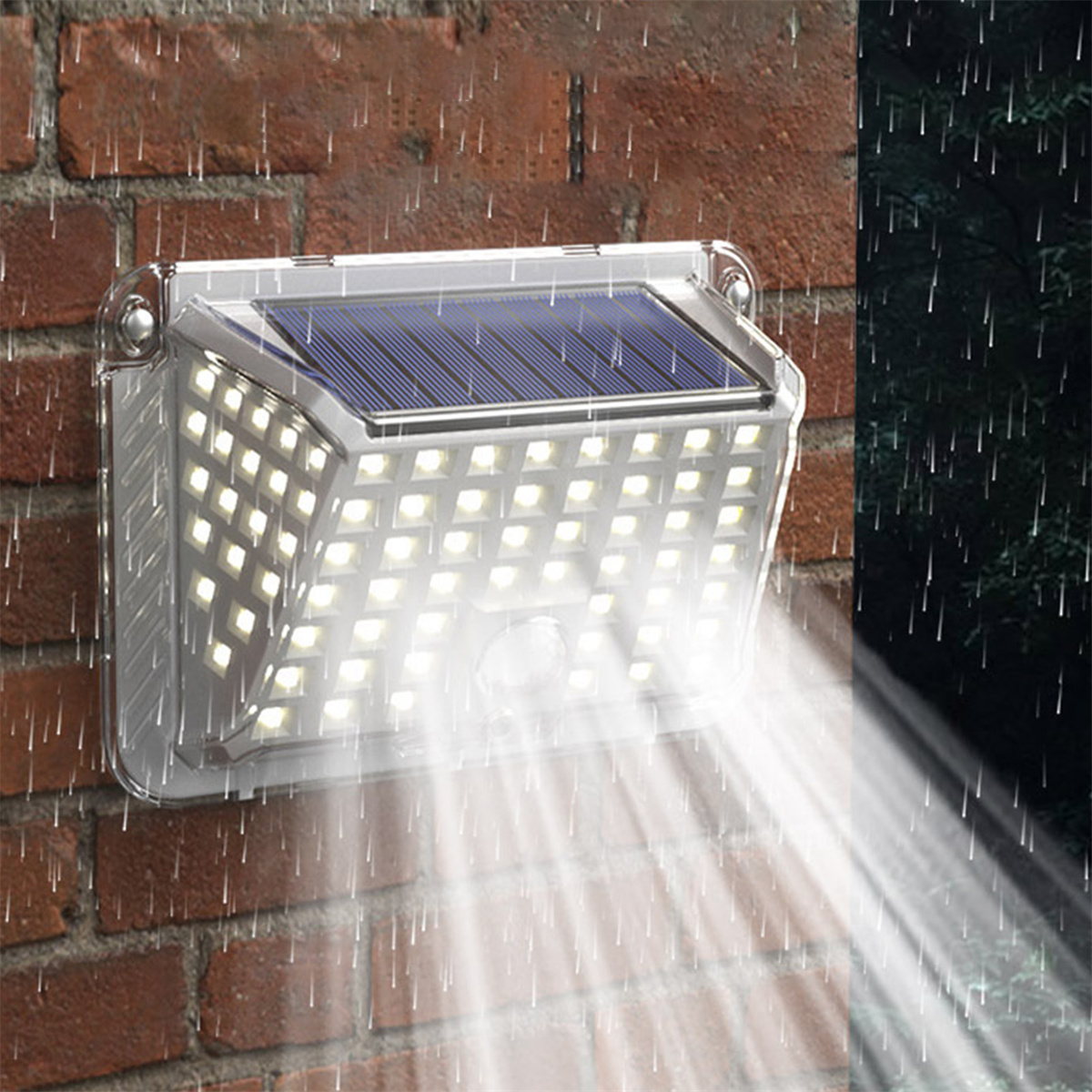 Solar-LED-Leuchte an einer Ziegelmauer, die bei Regen helles Licht nach unten abgibt.