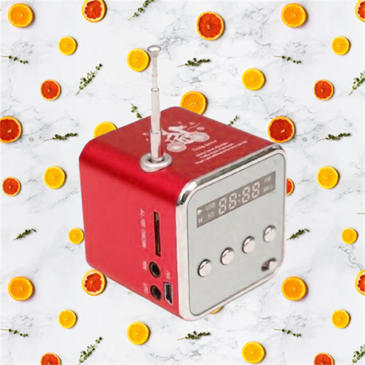 Rotes Retro-Radio mit Display, Knöpfen und Antenne. Hintergrund mit Orangenscheiben und Blättern.