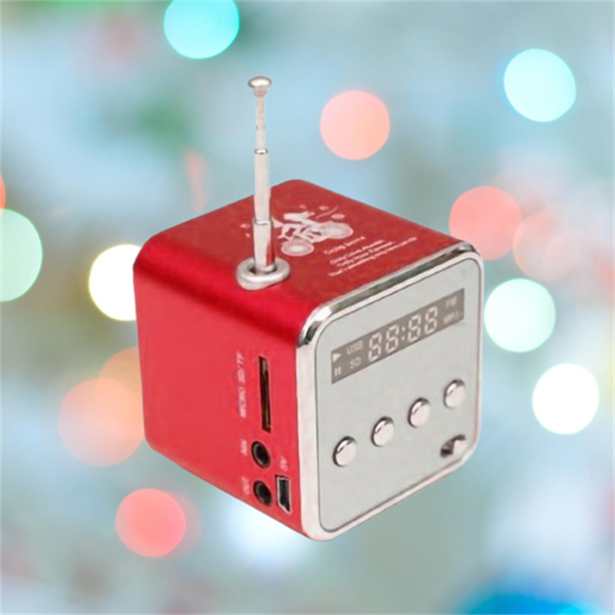 Rotes Würfelradio mit silbernem Lautsprecher, Knöpfen und Bildschirm. Verschwommener Bokeh-Hintergrund.