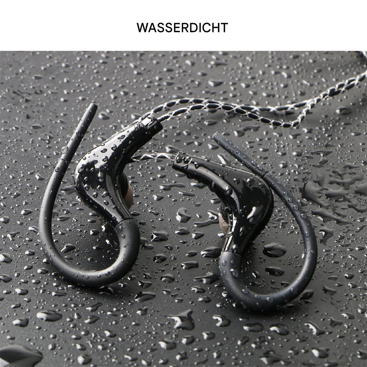 Schwarze, wasserdichte Ohrhörer auf einer nassen Oberfläche. Wassertropfen sind sichtbar.