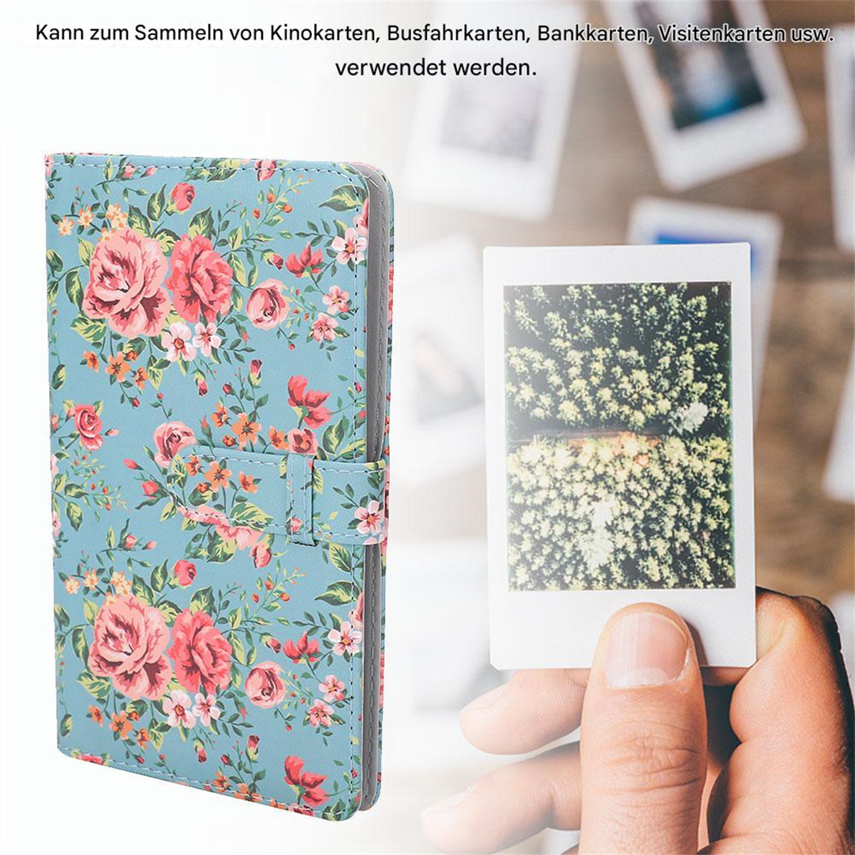 Florale Handyhülle und Fotos. Eine blaue, florale Handyhülle mit einem Foto in der Hand.