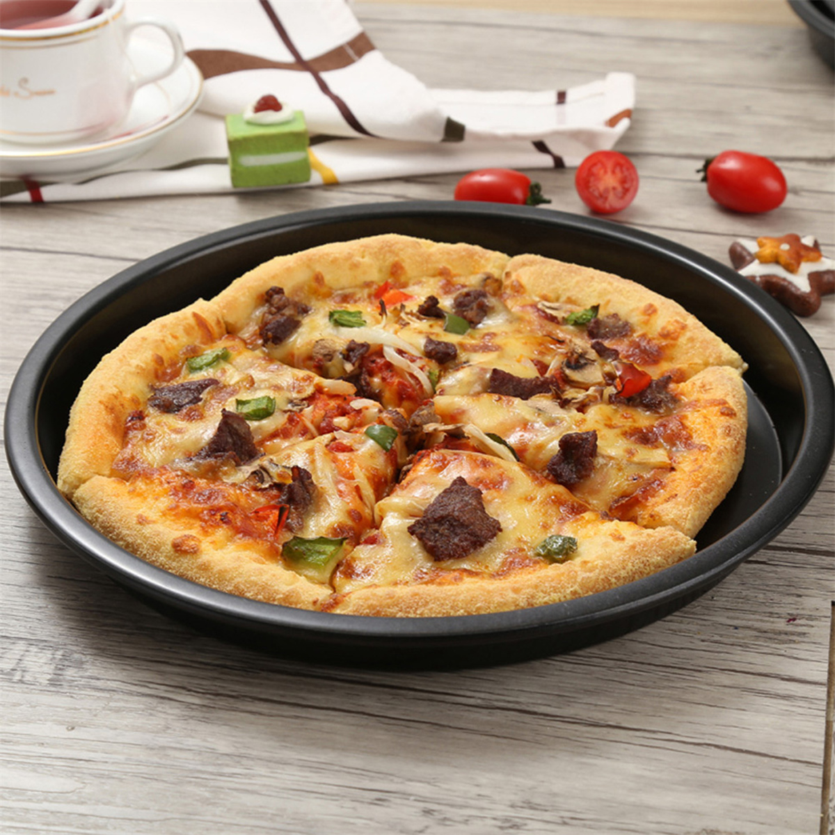 Pizza in einer schwarzen Pfanne. Pizza hat Käse, Fleisch, Paprika. Holz Tisch Hintergrund.