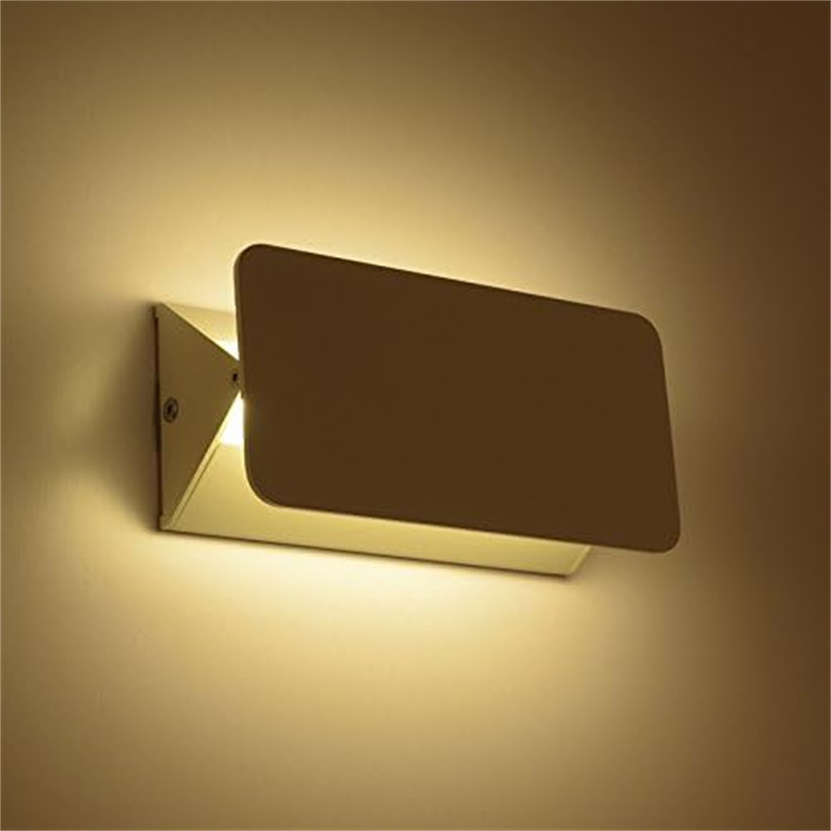 Eine moderne, rechteckige Wandleuchte, die Licht auf die Wand wirft.