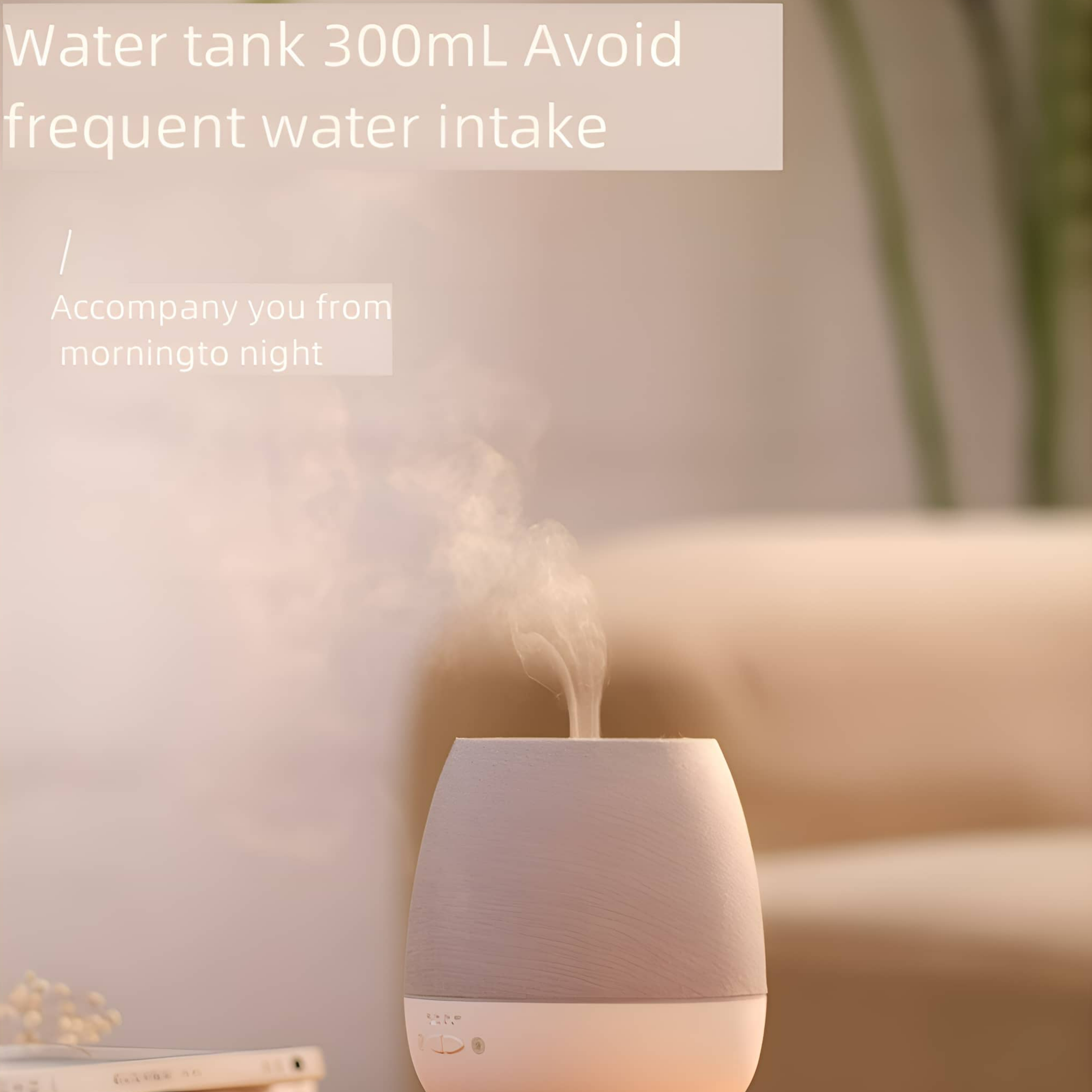 Weiß-grauer Luftbefeuchter mit Dampf. Text oben. Verschwommener Hintergrund mit Sofa und Pflanze.