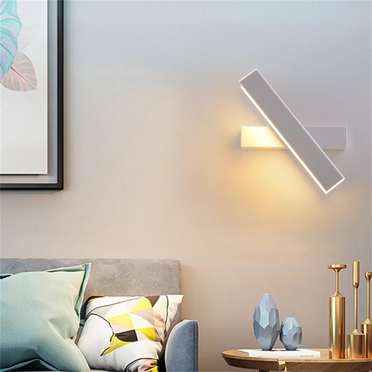 Moderne Wandleuchte mit weißem, geometrischem Design, warmes Licht, an heller Wand montiert.