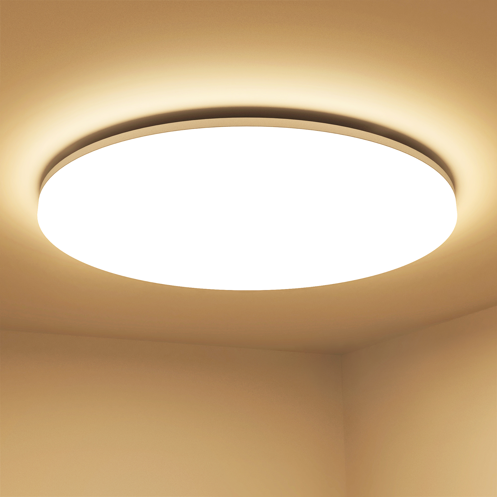 Weiße, runde Deckenleuchte, die helles Licht ausstrahlt, an einer Decke befestigt. Auf weißem Hintergrund.