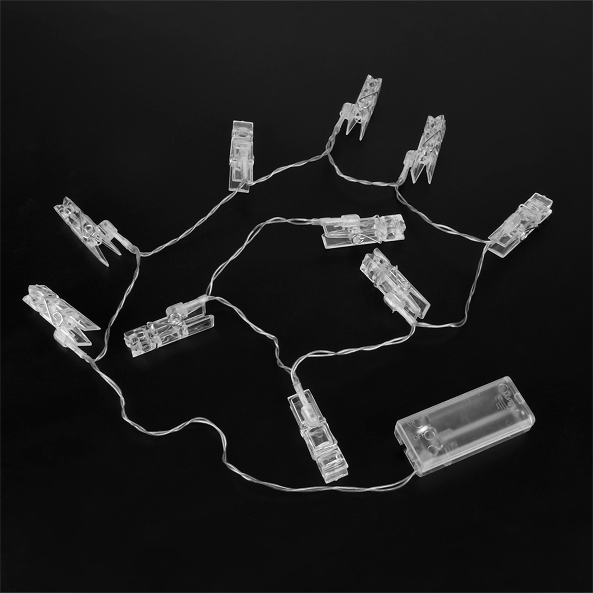 Lichterkette mit durchsichtigen Klammern und Batteriepack, auf schwarzem Grund.