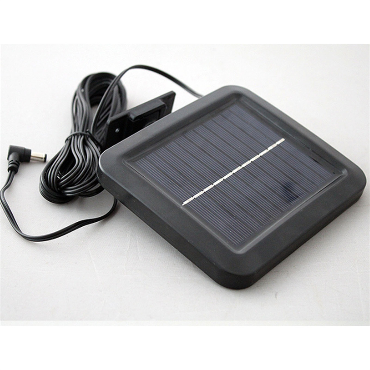 Ein quadratisches Solarpanel mit schwarzem Rahmen und einem schwarzen Kabel. Das Kabel hat einen Stecker.