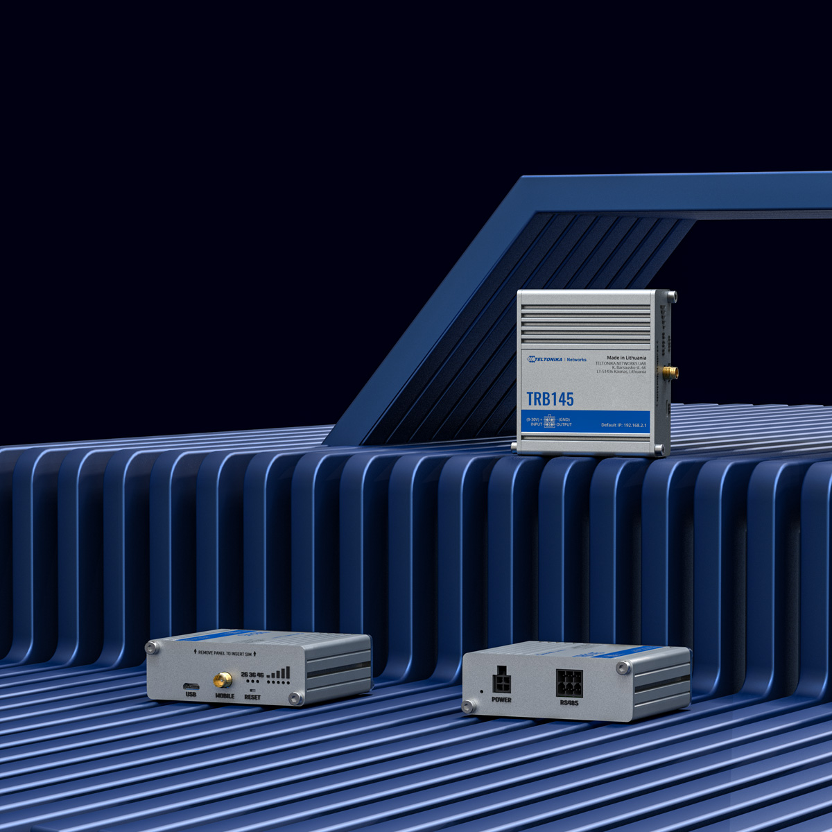 Drie zilveren elektronische apparaten op een blauw oppervlak.