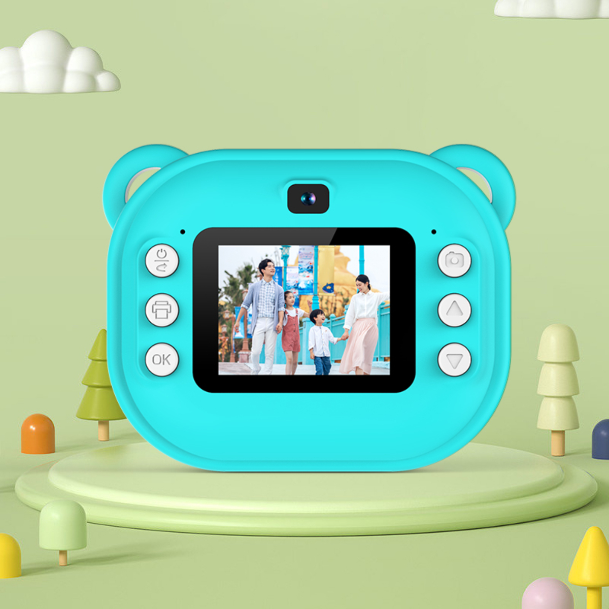 Blaue, bärenförmige Sofortbildkamera, zeigt ein Familienfoto auf dem Bildschirm, mit Knöpfen.
