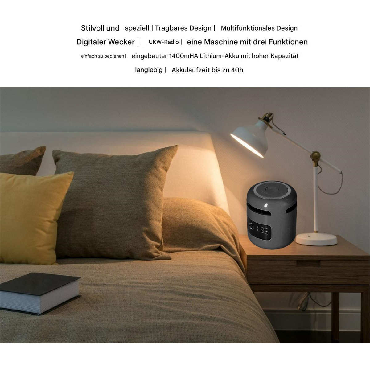 Ein schwarzer Nachttischwecker mit einer weißen Lampe auf einem Holztisch, mit einem Bett im Hintergrund.