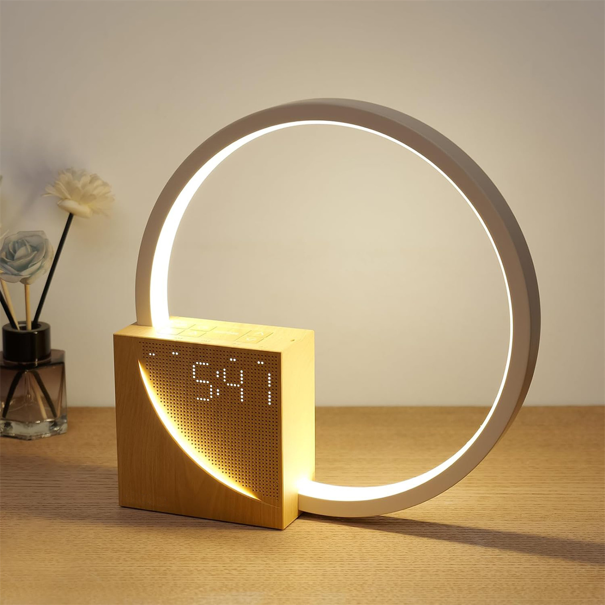 Eine Holzuhr mit kreisförmigem Licht. Die Uhr zeigt die Zeit an. Es gibt eine Vase mit Blumen.