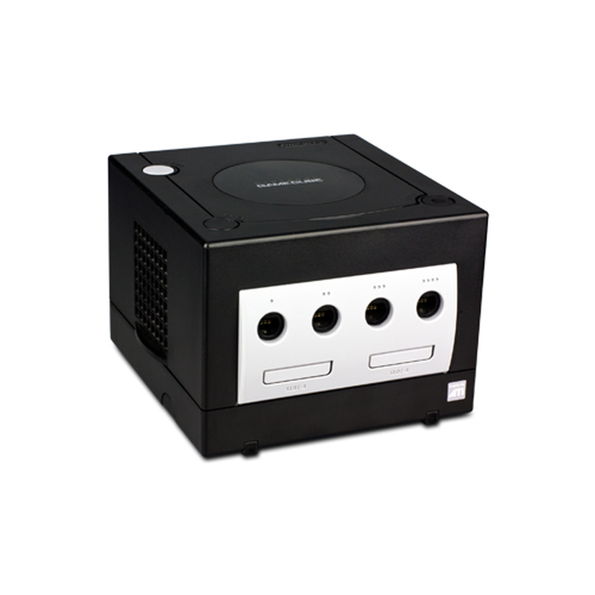 Schwarze Gamecube-Konsole. Weißer Hintergrund. Es hat eine weiße Frontplatte mit 3 Schlitzen.