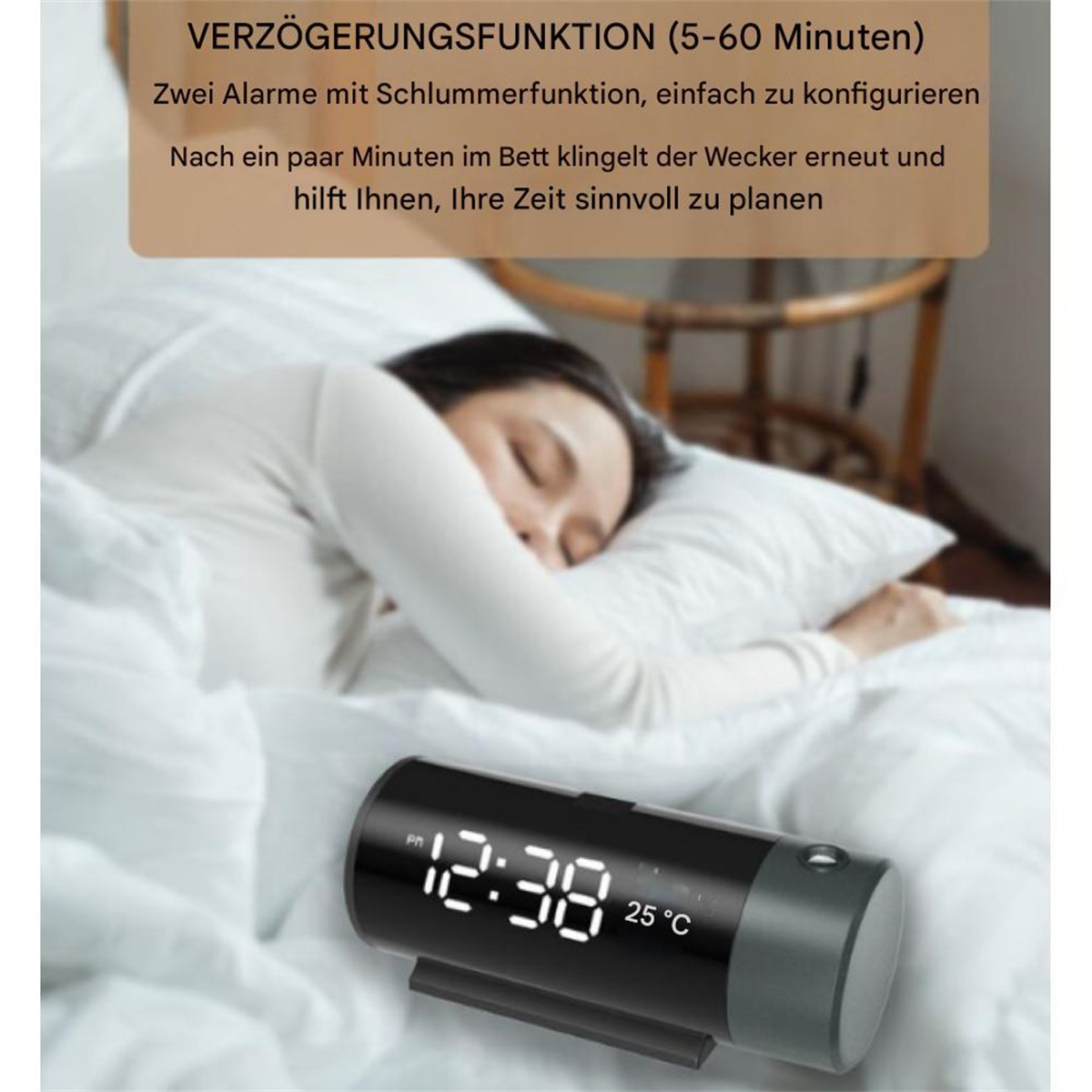 Eine Person schläft im Bett mit einem digitalen Wecker, der Zeit und Temperatur anzeigt.