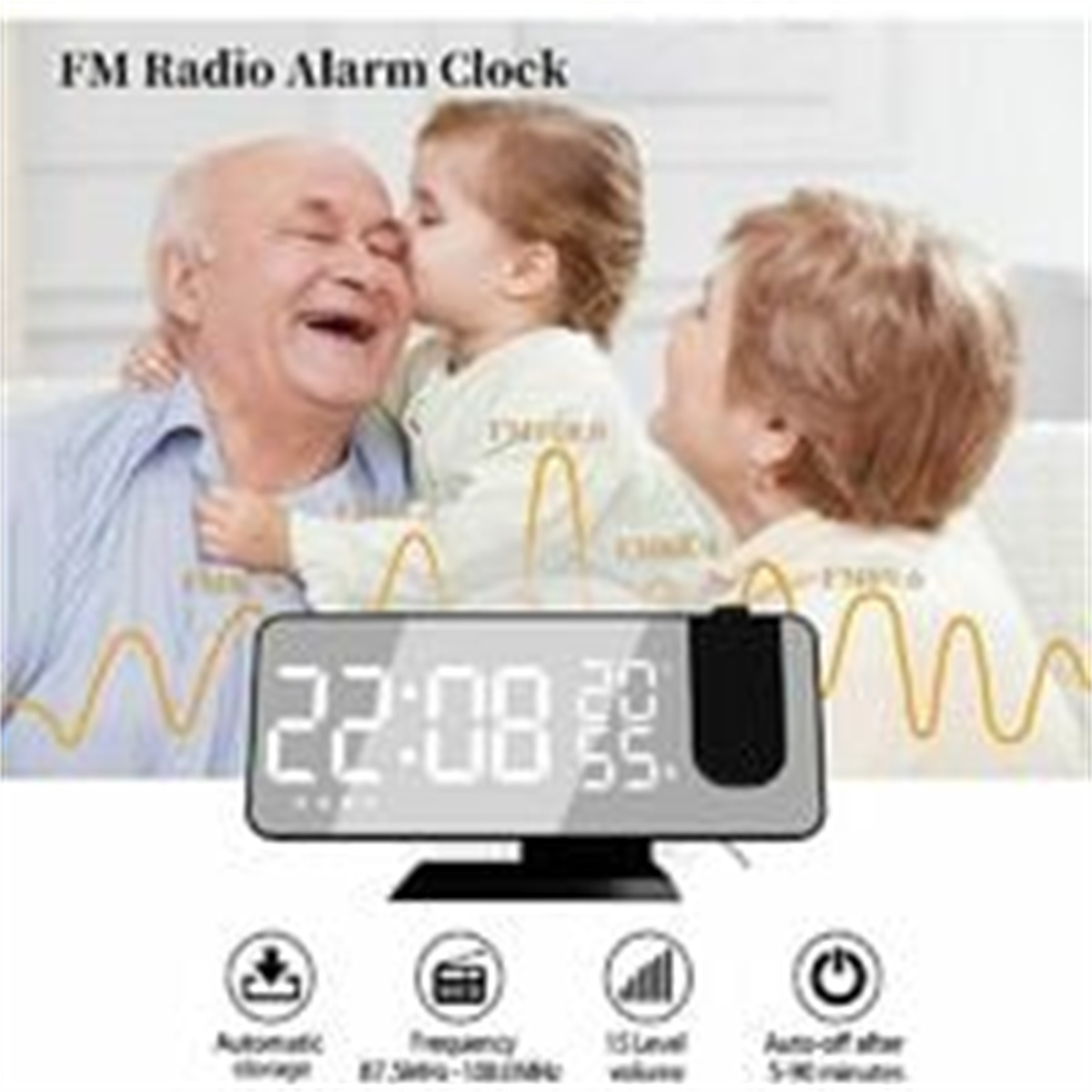 Uhr mit Radiofunktion, zeigt die Zeit an. Älteres Paar und Kind lächeln.