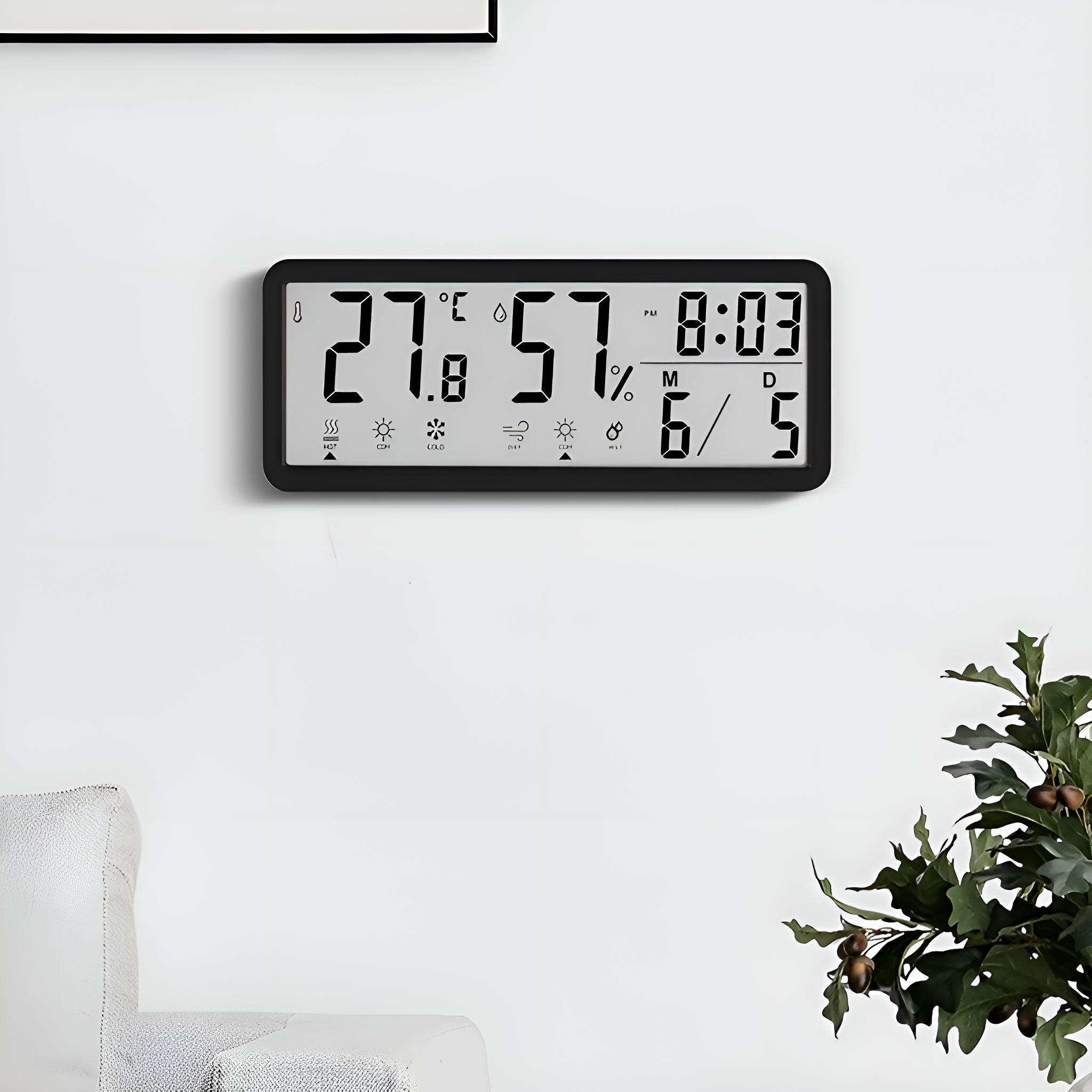 Schwarze Digitaluhr zeigt Temperatur, Luftfeuchtigkeit und Uhrzeit an. Es hängt an einer weißen Wand mit einer Pflanze.