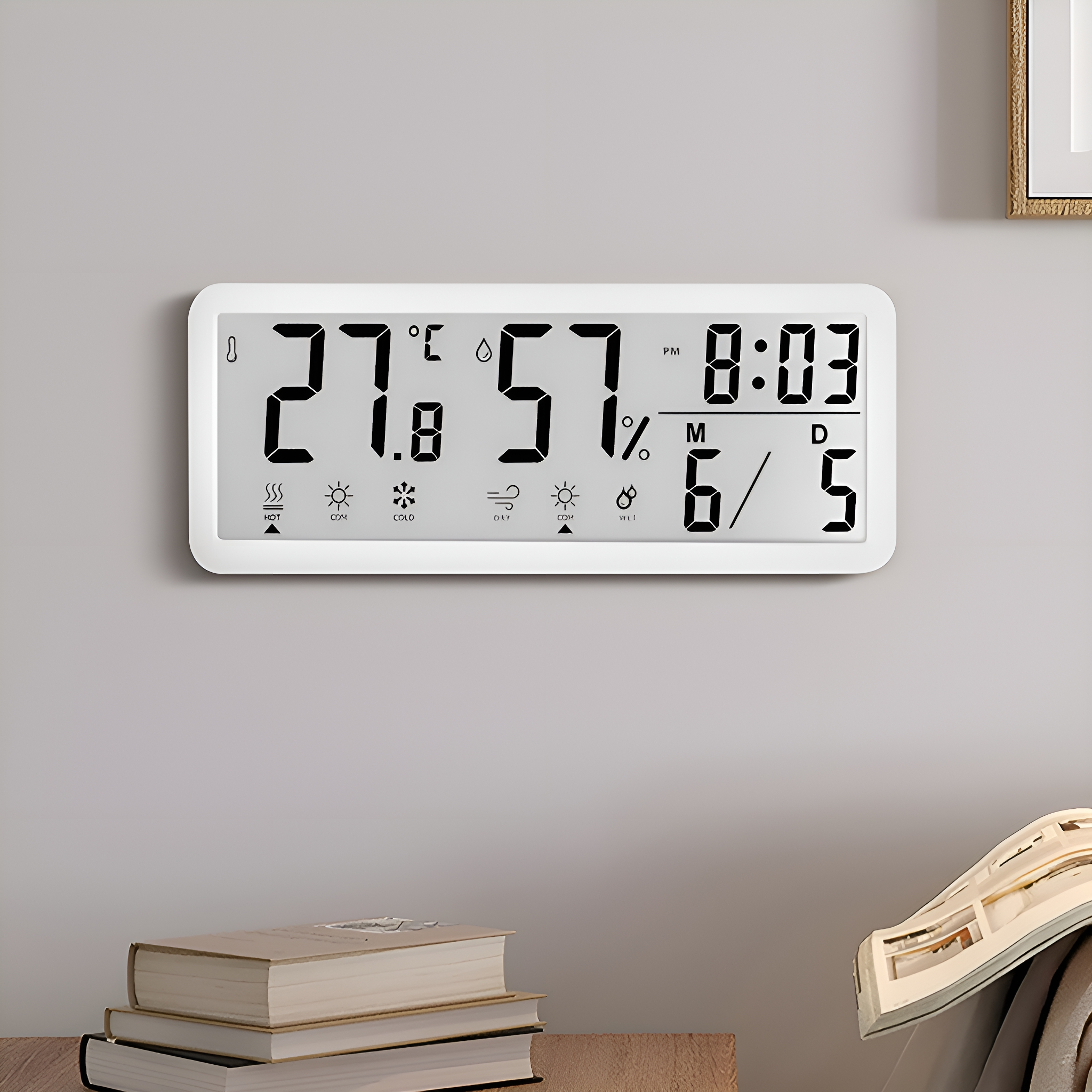 Ein weißes Digitalthermometer zeigt Temperatur, Luftfeuchtigkeit und Uhrzeit an, an grauer Wand.