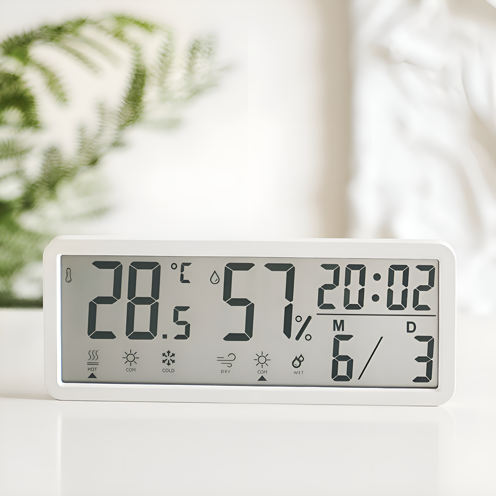 Eine Digitalanzeige mit Temperatur, Luftfeuchtigkeit, Uhrzeit, Datum und Symbolen.