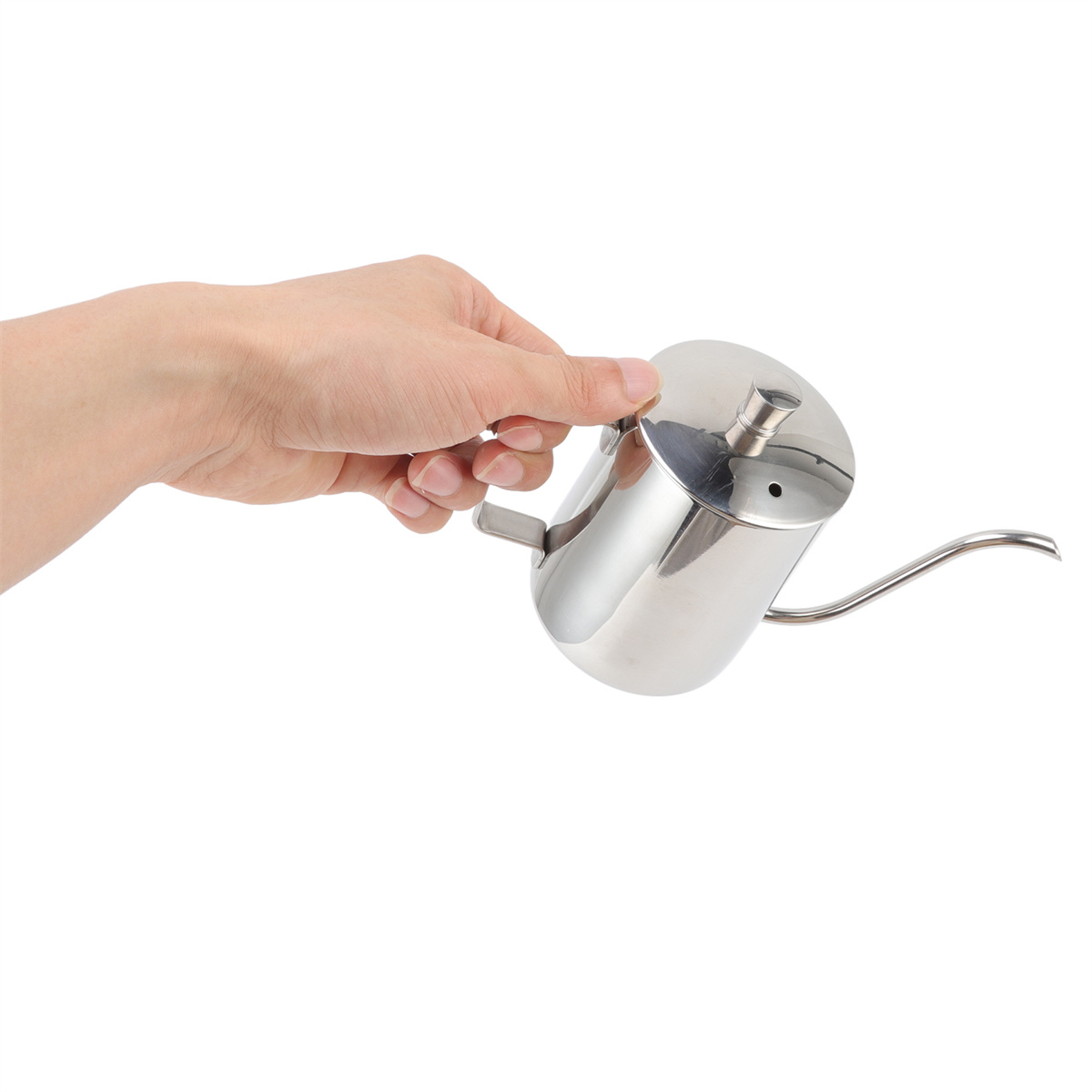 Eine Hand, die einen Schwanenhalskessel aus Stahl vor weißem Hintergrund hält.