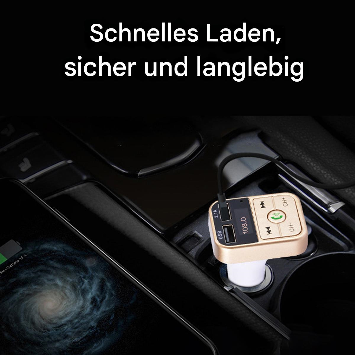 Ein goldfarbenes Autoladegerät befindet sich im Ladeanschluss des Autos. Schwarzer Hintergrund.