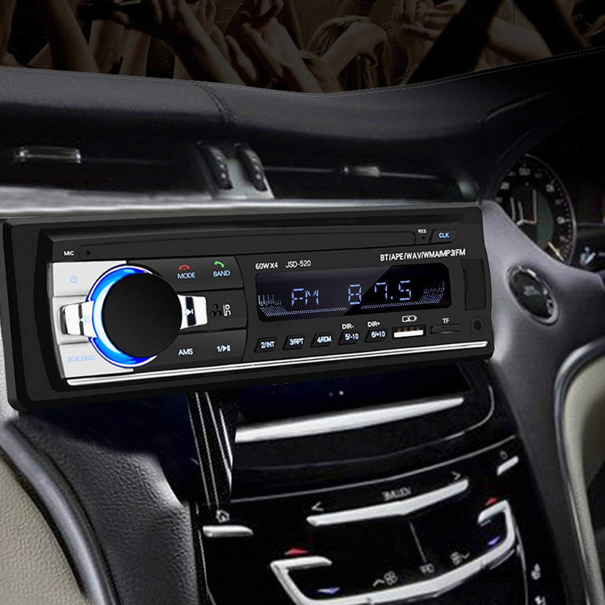 Autoradio im Armaturenbrett mit blau leuchtendem Knopf, Knöpfen und Display, das das Radio anzeigt.