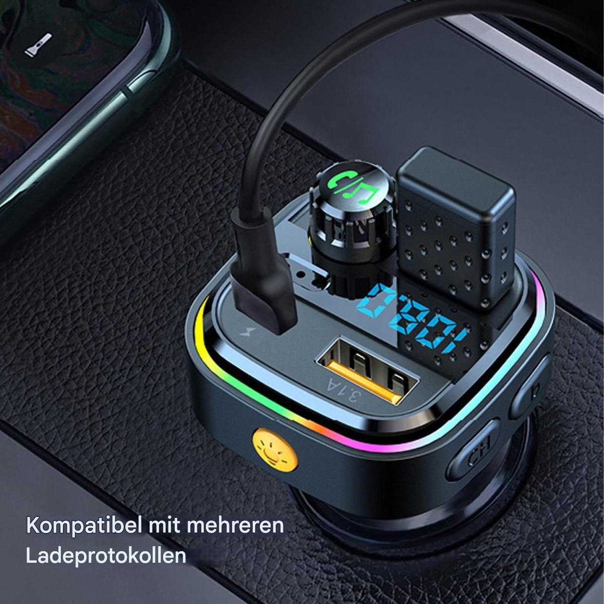 Ein schwarzes Autoladegerät mit Display und mehreren Ladeanschlüssen, auf einer Autokonsole.