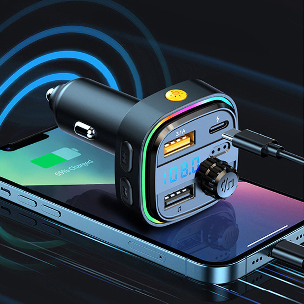 Autoladegerät mit mehreren USB-Anschlüssen und Display. Zeigt Ladestatus an und hat einen Drehknopf zur Steuerung, eingesteckt in ein Smartphone.