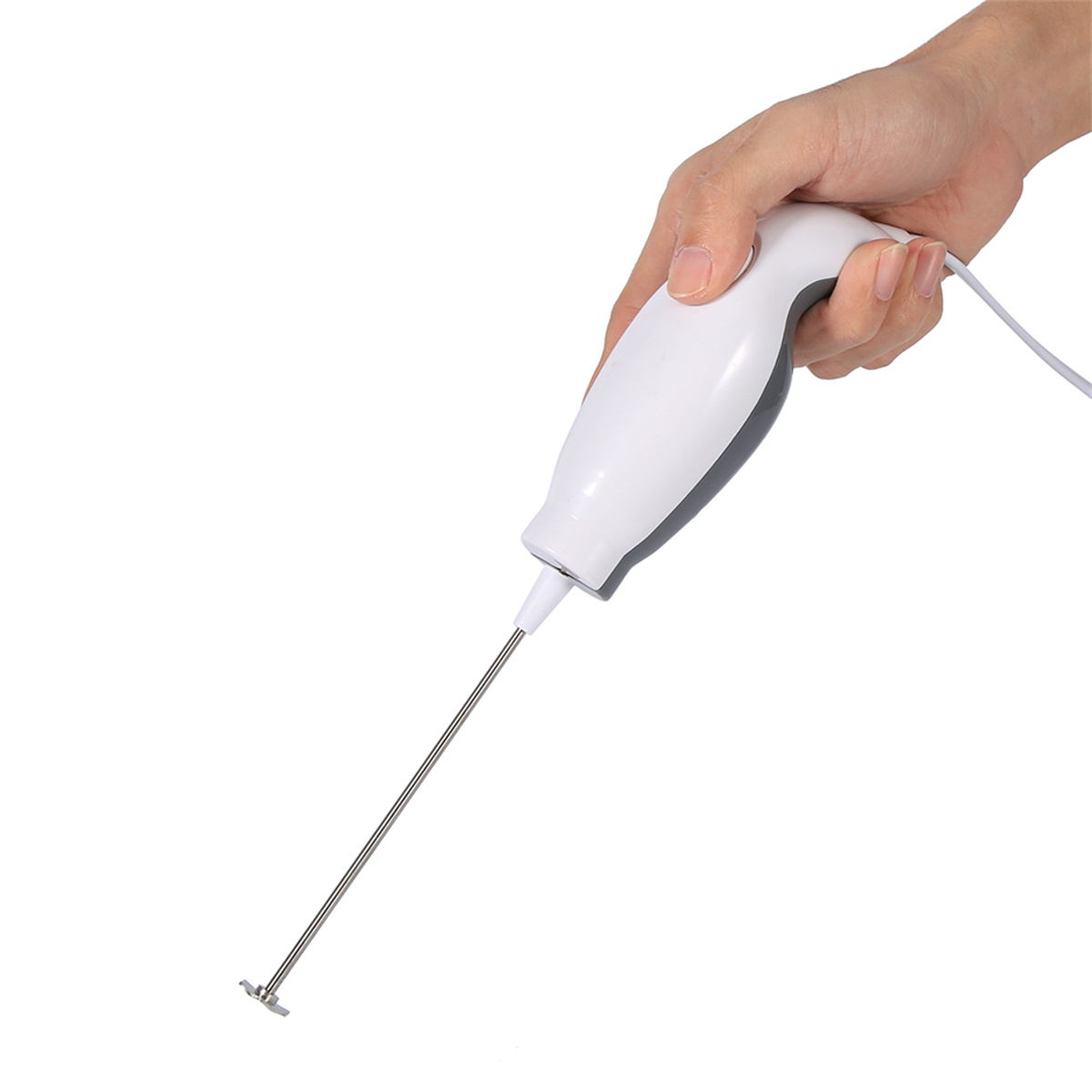 Hand hält einen weißen und grauen Milchaufschäumer mit einem Metallquirl. Weißer Hintergrund.