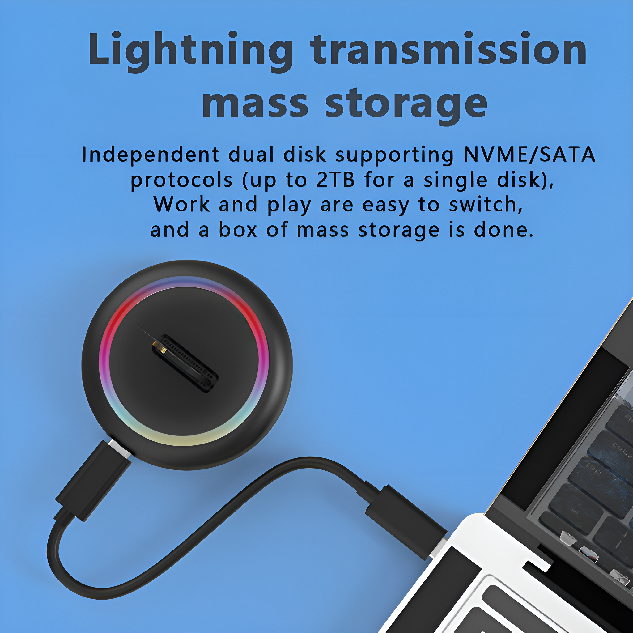 Schwarzes kreisförmiges Gerät mit USB-C-Kabel, das an einen Laptop angeschlossen ist. Es hat einen farbigen Ring und einen Kartensteckplatz.