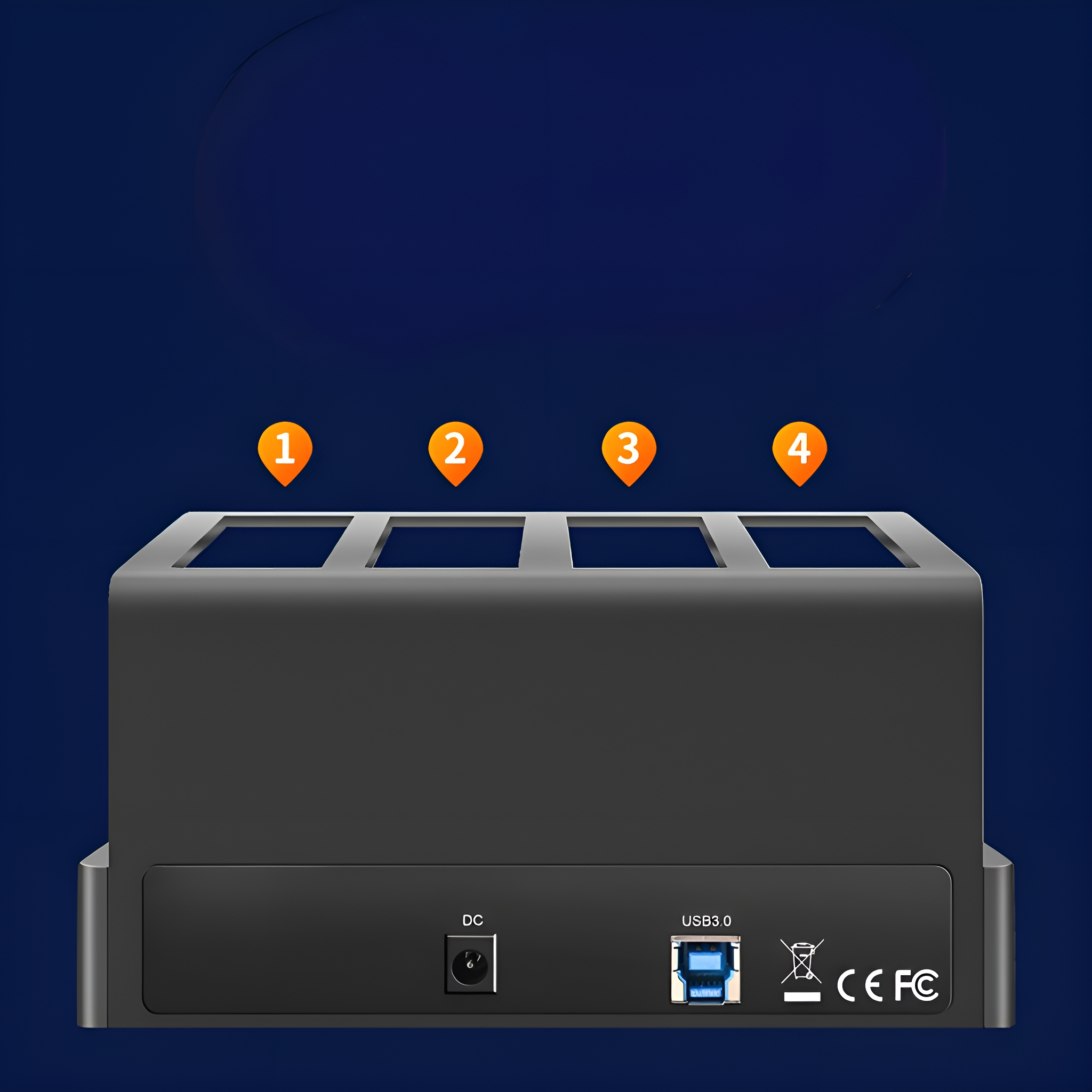 Schwarzes Gerät mit vier Steckplätzen (1-4), USB 3.0, DC-Eingang und CE/FC-Kennzeichnungen auf dunklem Hintergrund.