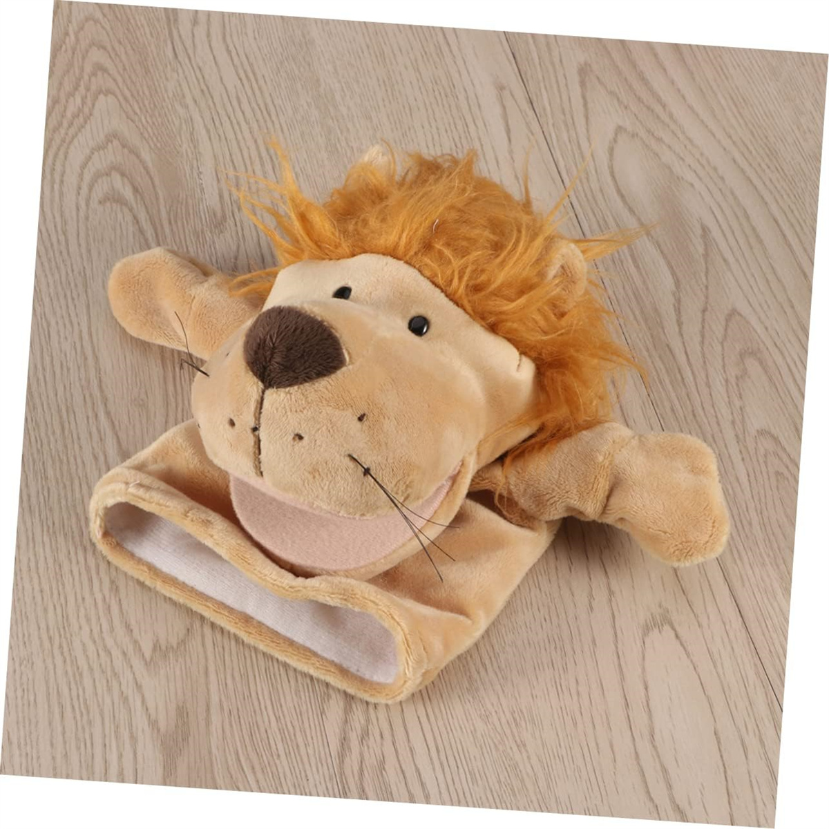 Eine Löwenpuppe mit beigem Körper, brauner Mähne und rosafarbener Zunge.