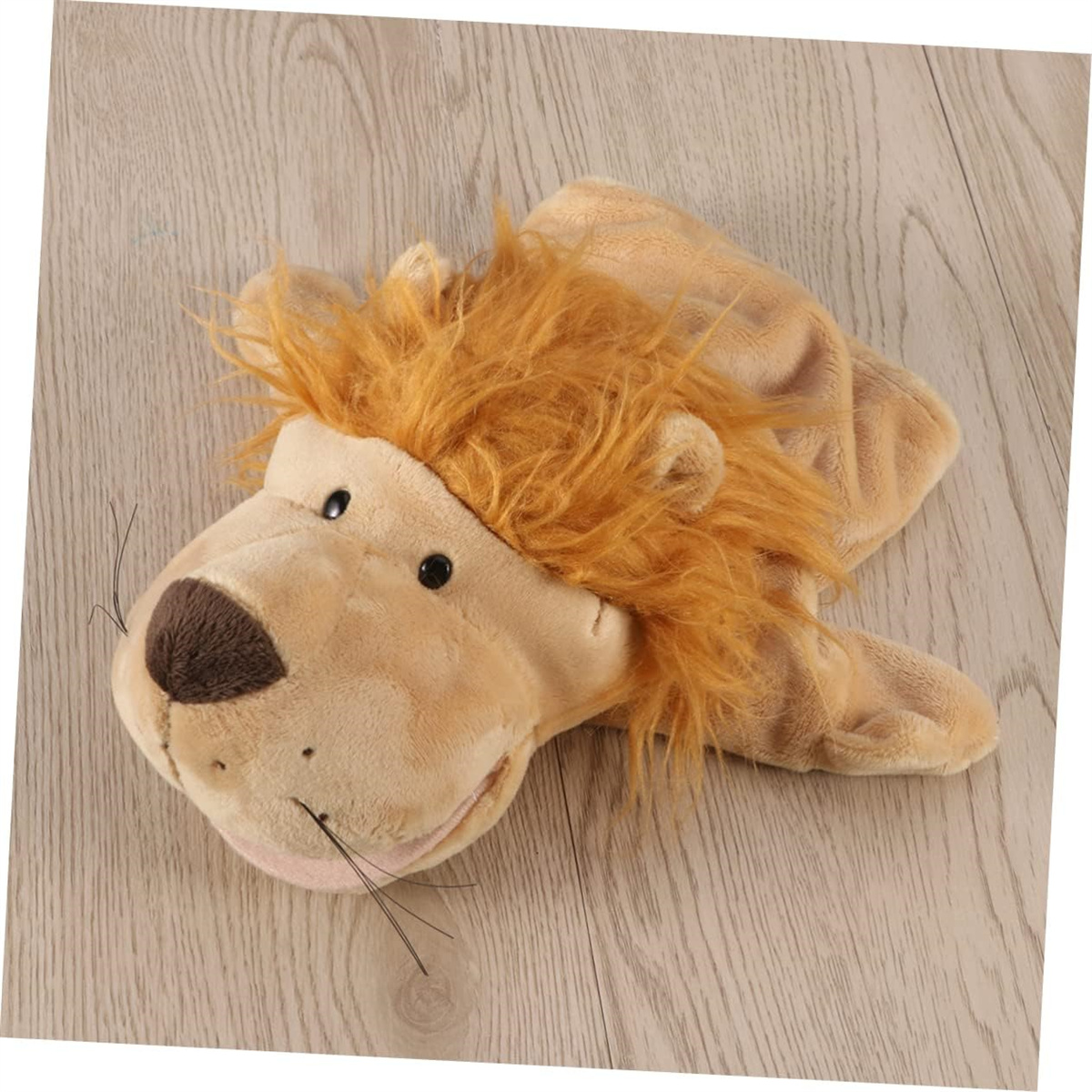 Eine Löwenpuppe auf einer Holzoberfläche.