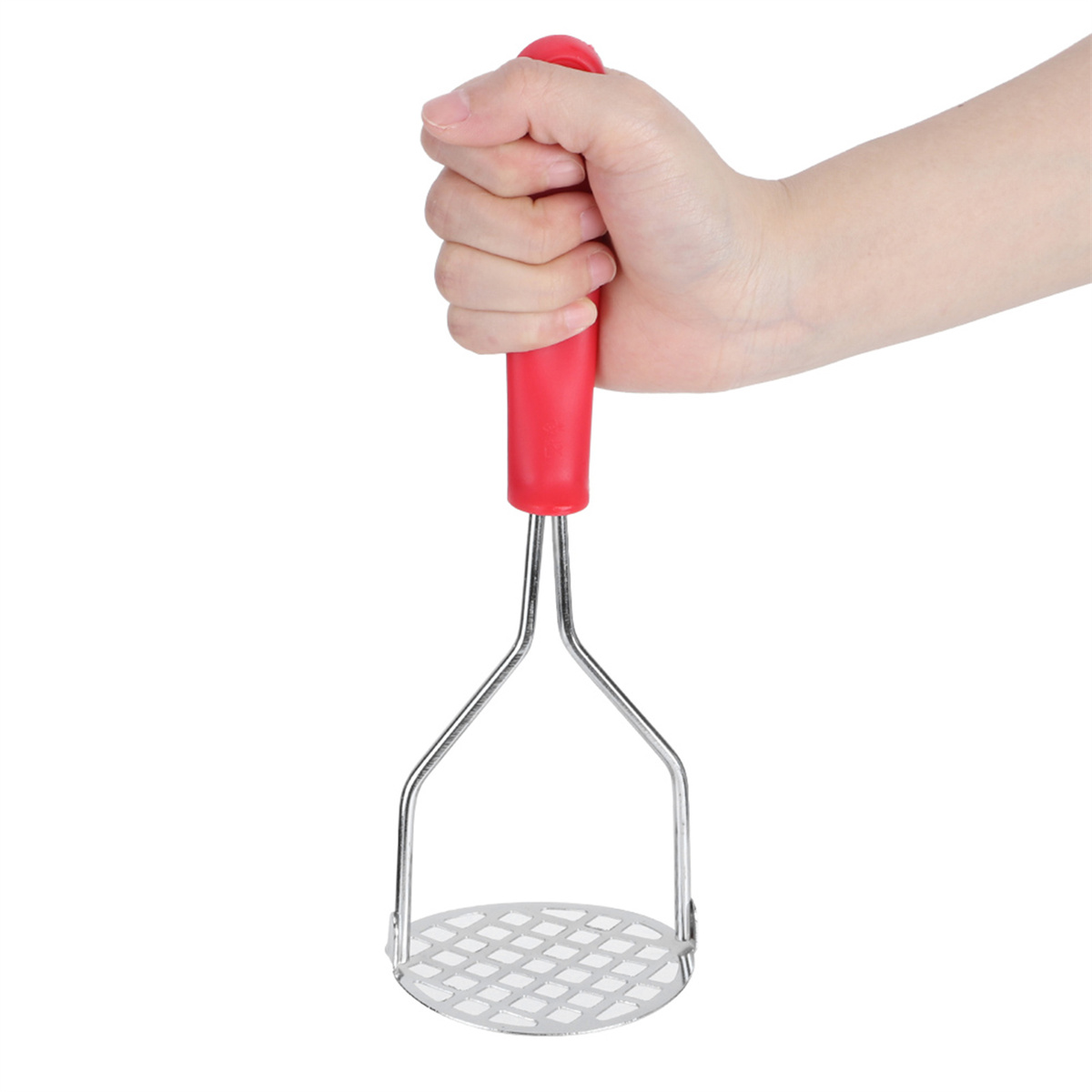 Eine Hand hält einen Kartoffelstampfer mit rotem Griff und Metallgitterkopf vor weißem Hintergrund.