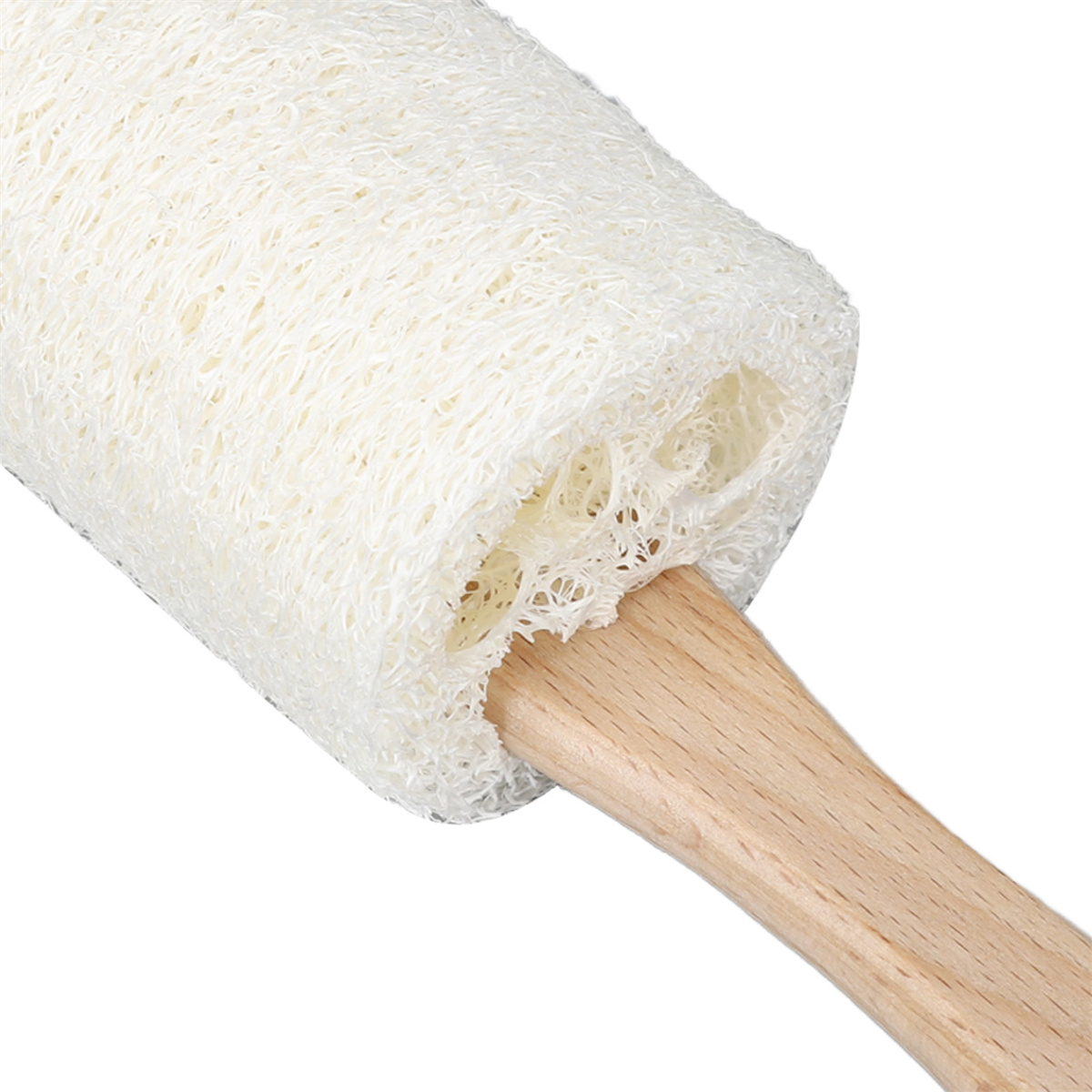 Weißer, zylindrischer Luffa-Schwamm mit Holzgriff, zum Körperpeeling.