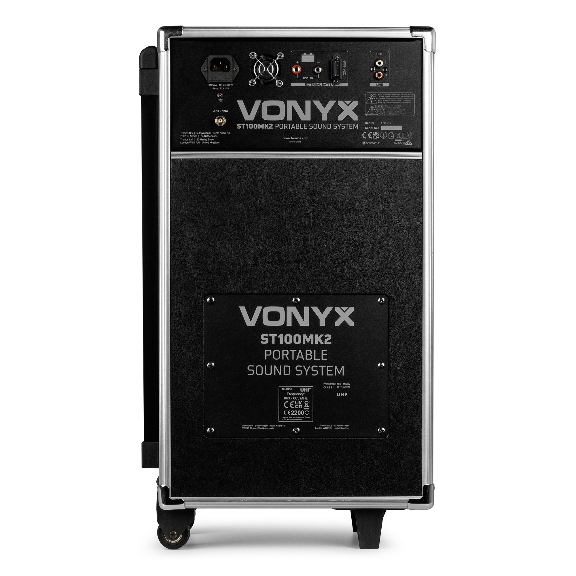 Sistema de sonido portátil negro con controles, ruedas y panel trasero.