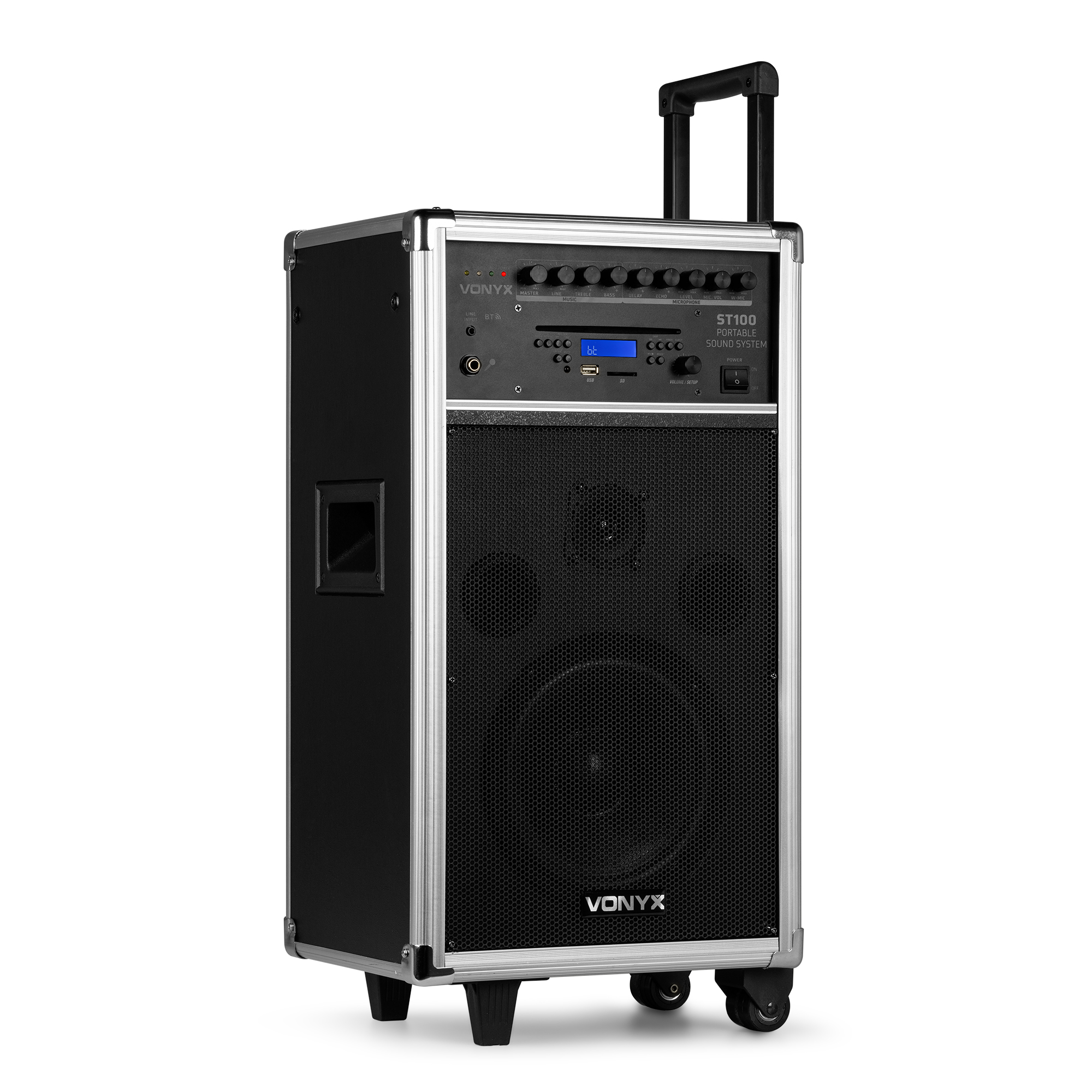 Altavoz negro sobre ruedas, con panel de control. Ribete plateado. Fondo blanco. Asa superior.