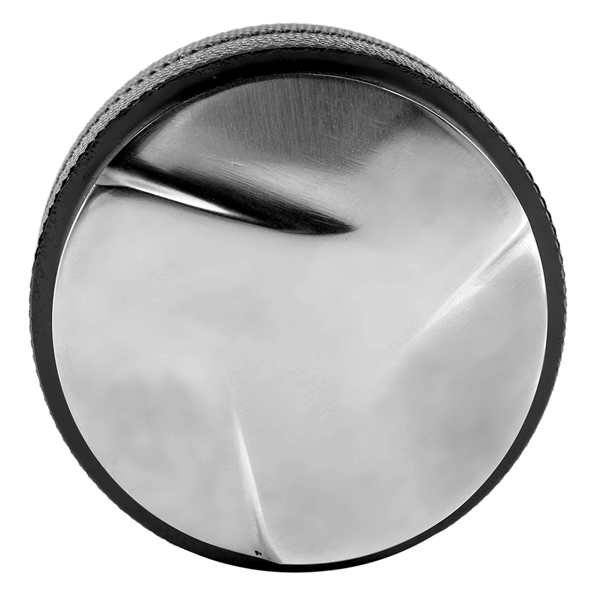 Ein metallisches, kreisförmiges Objekt mit gerilltem Rand und glänzender, reflektierender Oberfläche.