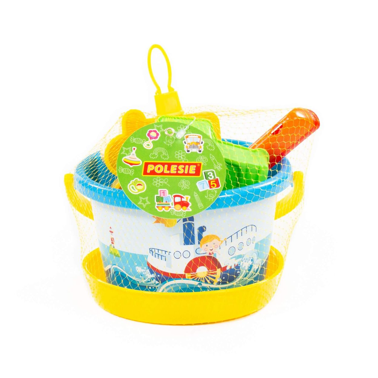 Ein Kinderspielzeugset in einem Netz, mit einem Eimer, einer Schaufel und anderem Strandspielzeug.