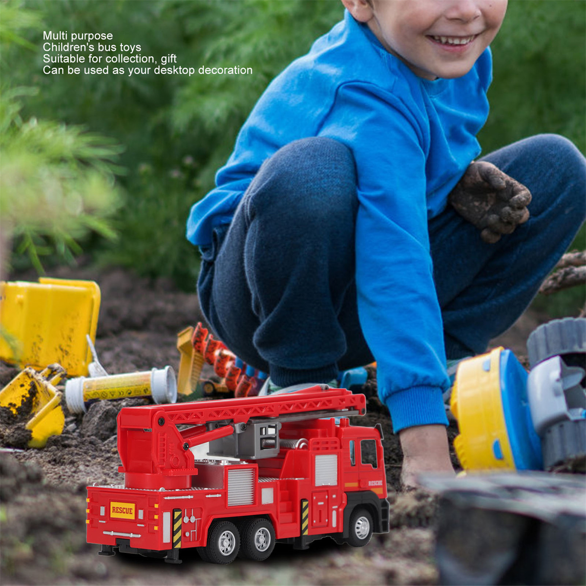 Ein Kind spielt mit einem roten Spielzeug-Feuerwehrwagen in einem Garten.