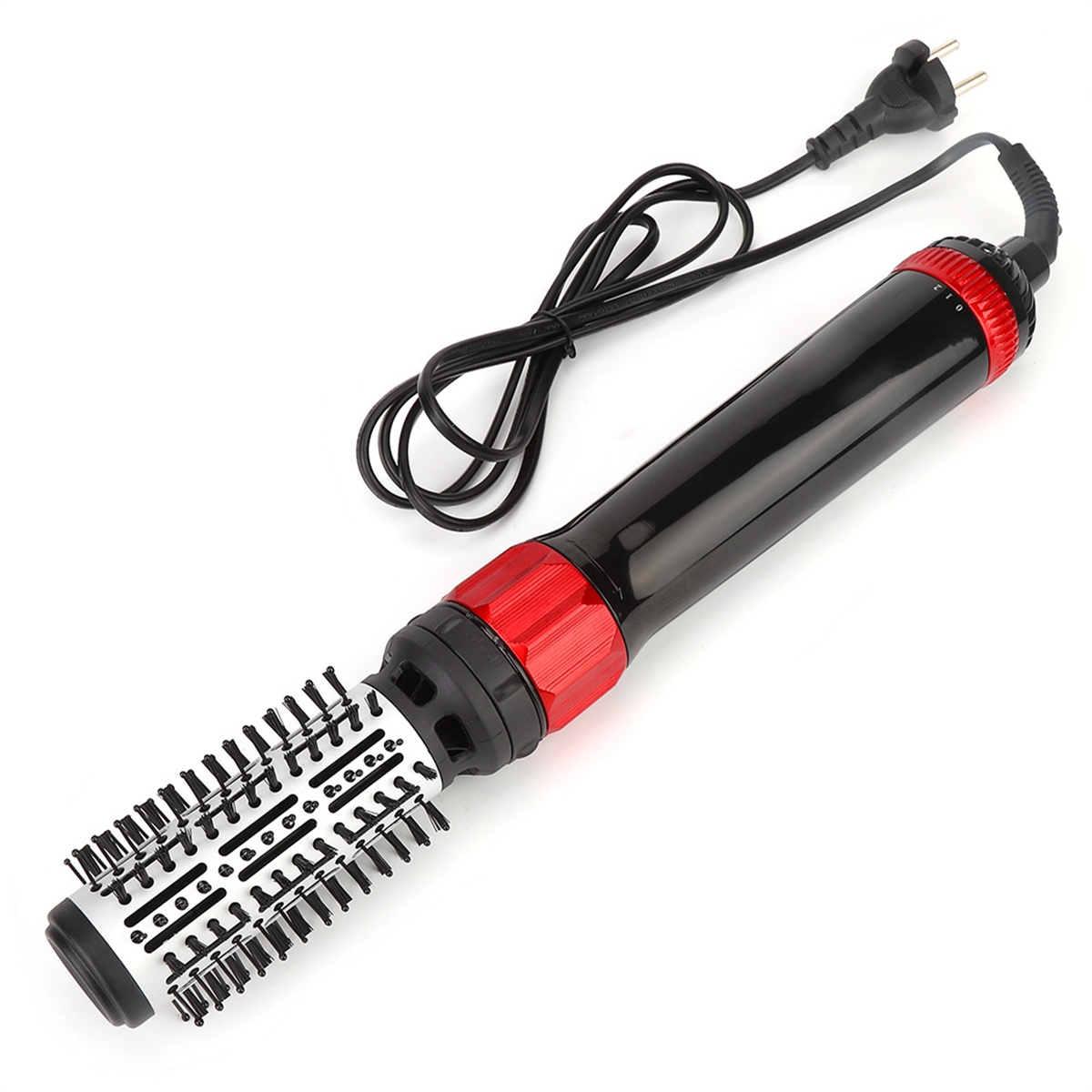 Haarstylingbürste mit schwarzem und rotem Griff und einem schwarzen Netzkabel auf weißem Hintergrund.