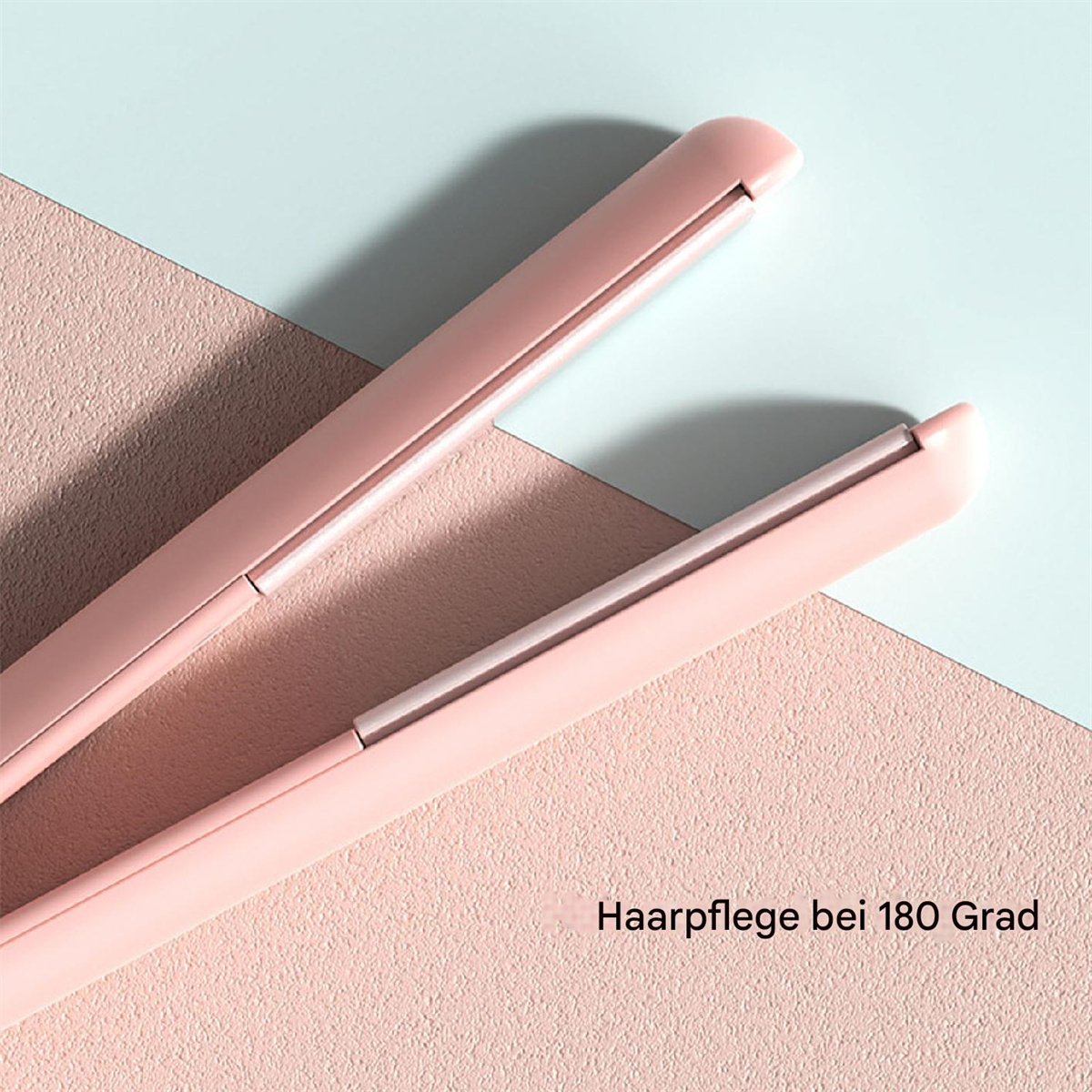 Ein rosa Glätteisen auf einer rosa-blauen Oberfläche. Text lautet 'Haarpflege bei 180 Grad' auf Deutsch.