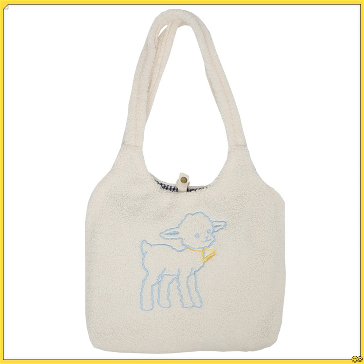 Weiße, flauschige Tragetasche mit Lamm-Design. Die Tasche hat ein gesticktes Lamm.
