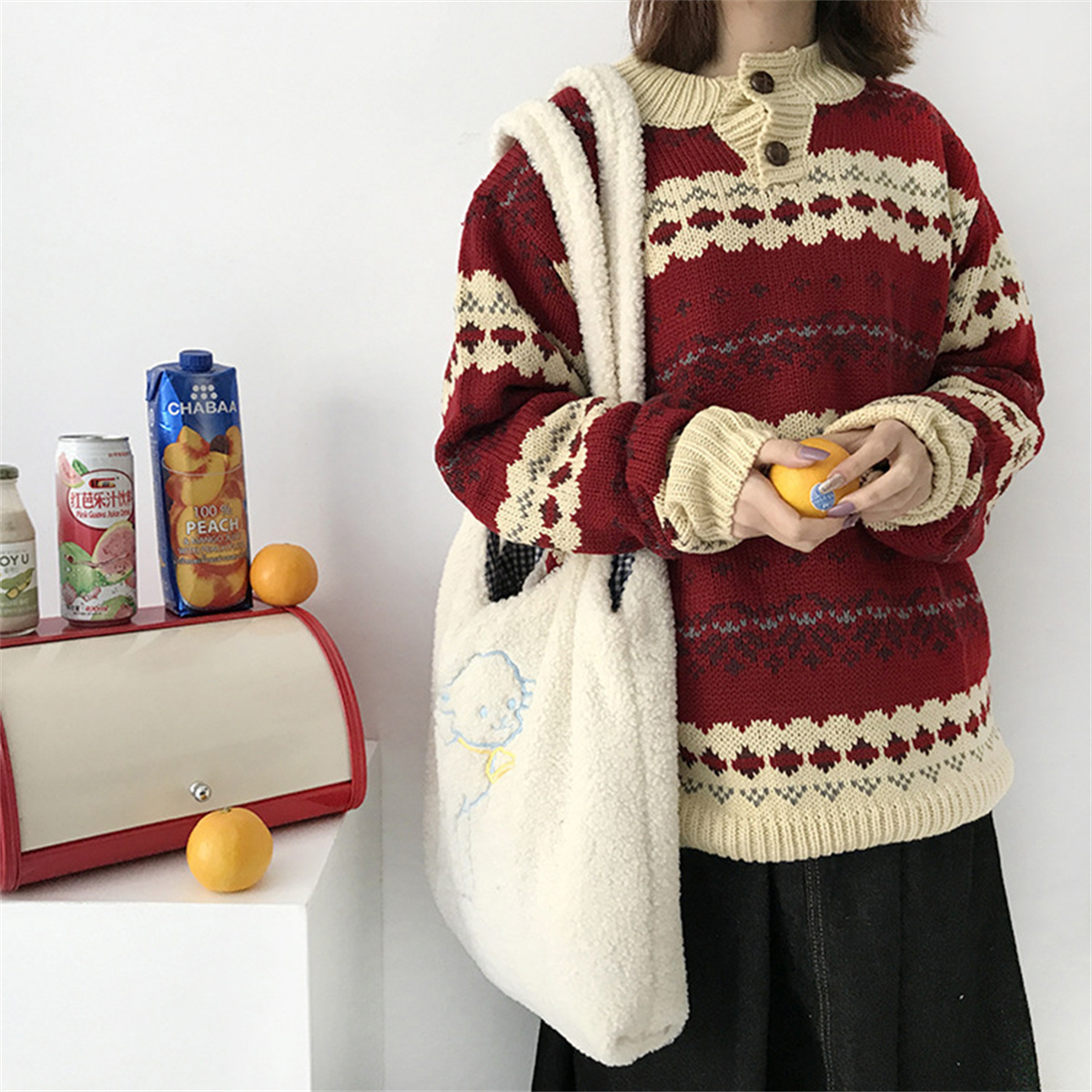 Frau in rotem Pullover mit Tasche und Obst, weiße Brotbox, Dosen.