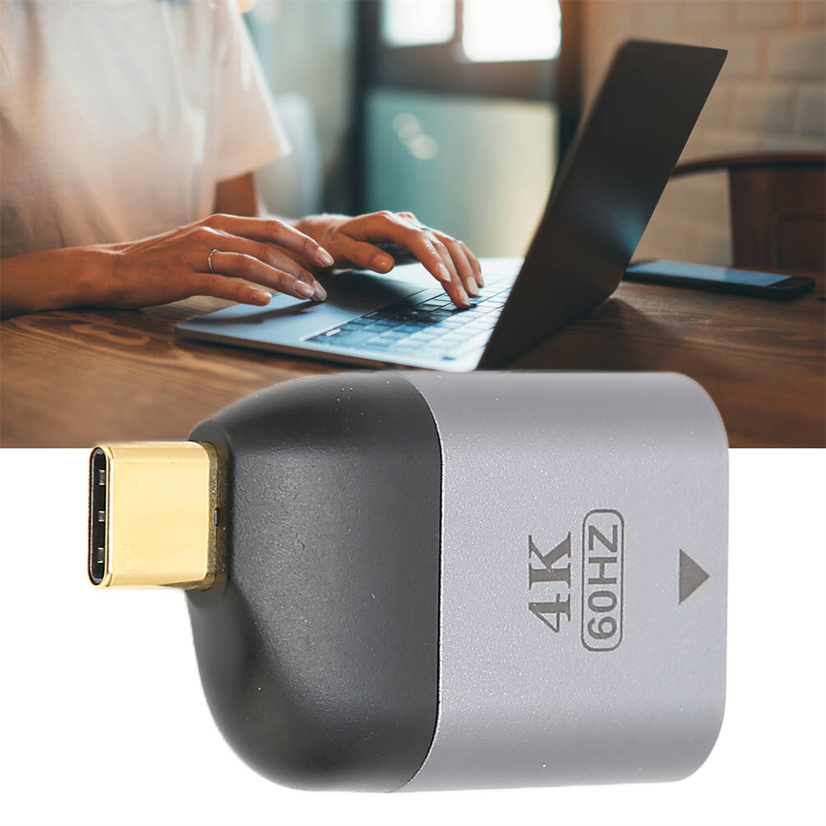 Adapter mit USB-C-Anschluss und eine Person, die einen Laptop benutzt.